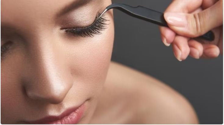 Love false eyelashes? They can cause harm, so watch out!