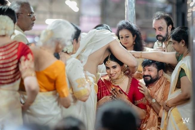 Jayaram’s daughter Malavika ties the knot with Navaneeth, Mohanlal blesses the newlyweds.