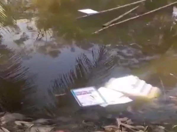 LS Polls: Bengali mob attacks EVM and dumps VVPAT machine into pond