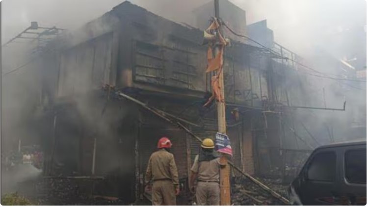Delhi: A large fire in the Vasant Vihar market destroyed five stores.